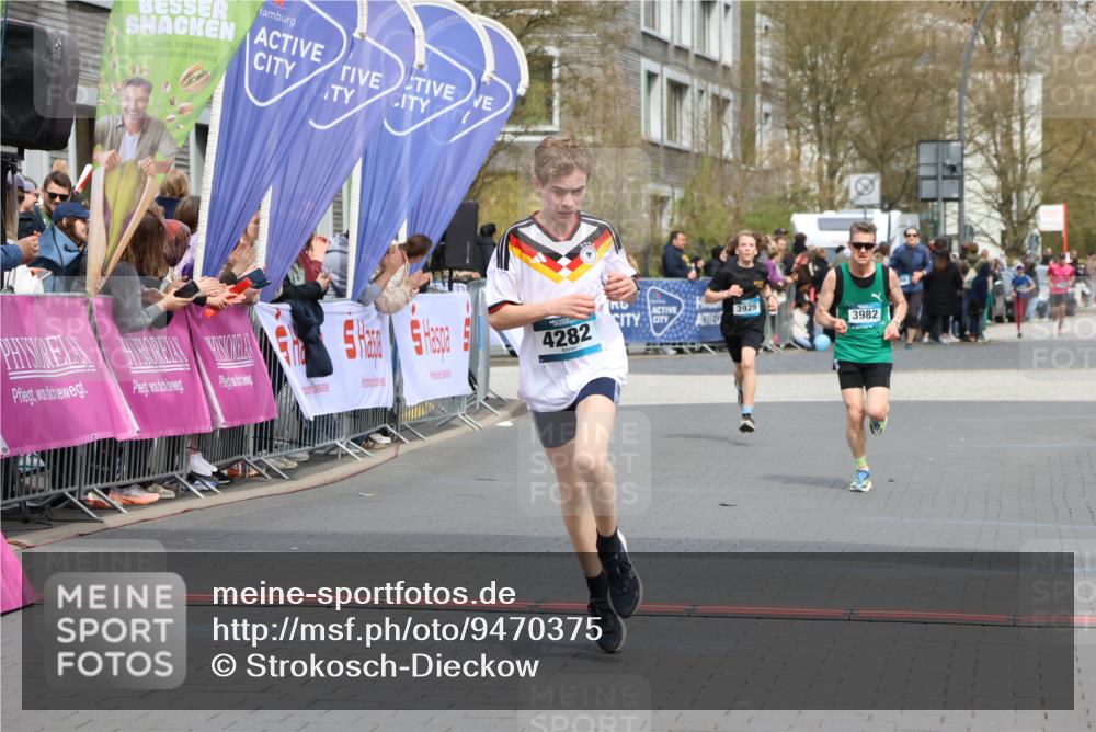 12.04.2026 - 45. Internationalen Wilhelmsburger Insellauf Strokosch-Dieckow http://msf.ph/oto/9470375 12.04.2026 12:51:37 Ziel 4282, 3982, 3925 meine-sportfotos.de