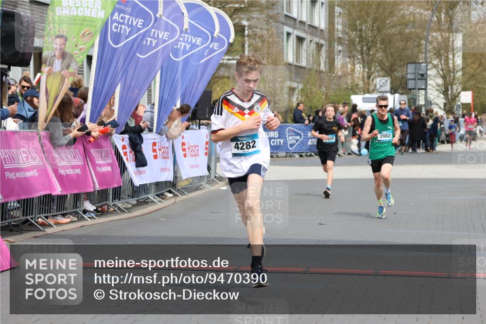 12.04.2026 - 45. Internationalen Wilhelmsburger Insellauf Strokosch-Dieckow http://msf.ph/oto/9470390 12.04.2026 12:51:37 Ziel 4282, 3982, 3925 meine-sportfotos.de