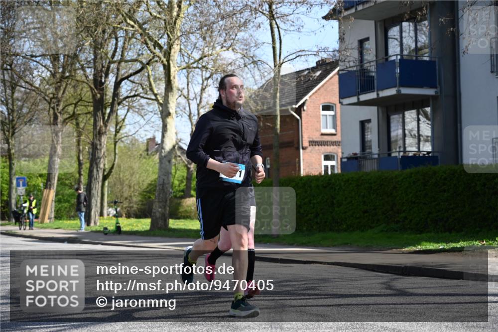12.04.2026 - 45. Internationalen Wilhelmsburger Insellauf J. Mangold http://msf.ph/oto/9470405 12.04.2026 11:20:37 Ziel 4374, 4258, 4257, 5471, 3873, 5558, 3610 meine-sportfotos.de