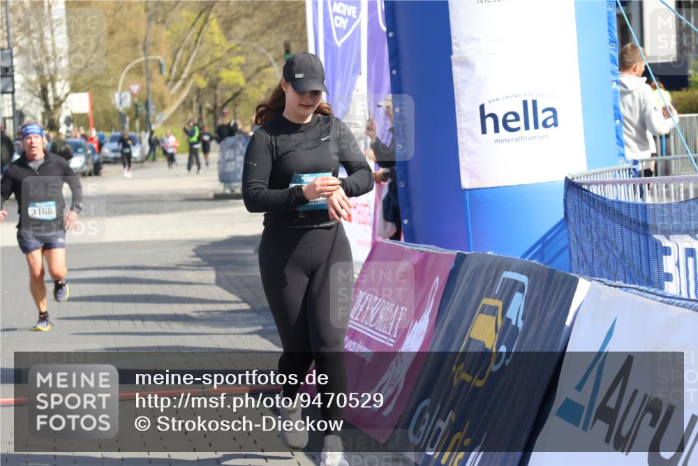 12.04.2026 - 45. Internationalen Wilhelmsburger Insellauf Strokosch-Dieckow http://msf.ph/oto/9470529 12.04.2026 11:25:59 Ziel 2025, 2542, 3168, 3775 meine-sportfotos.de