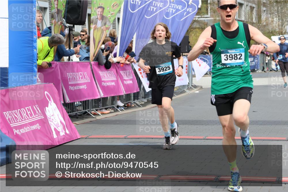 12.04.2026 - 45. Internationalen Wilhelmsburger Insellauf Strokosch-Dieckow http://msf.ph/oto/9470545 12.04.2026 12:51:41 Ziel 4282, 3982, 3925 meine-sportfotos.de