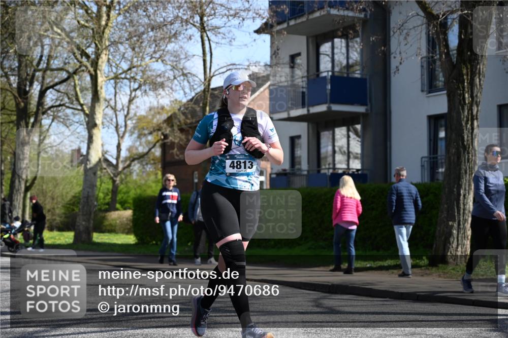12.04.2026 - 45. Internationalen Wilhelmsburger Insellauf J. Mangold http://msf.ph/oto/9470686 12.04.2026 11:21:52 Ziel 2518, 2108, 2492, 2466, 4699, 2146, 4813, 3579, 3579 meine-sportfotos.de