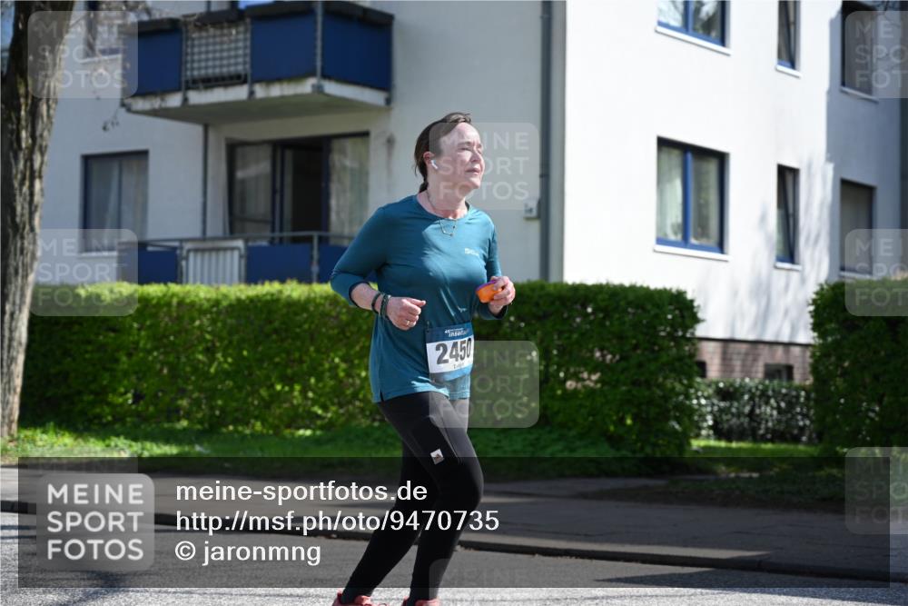 12.04.2026 - 45. Internationalen Wilhelmsburger Insellauf J. Mangold http://msf.ph/oto/9470735 12.04.2026 11:22:48 Ziel 2450, 2928, 2929, 5253, 3273 meine-sportfotos.de