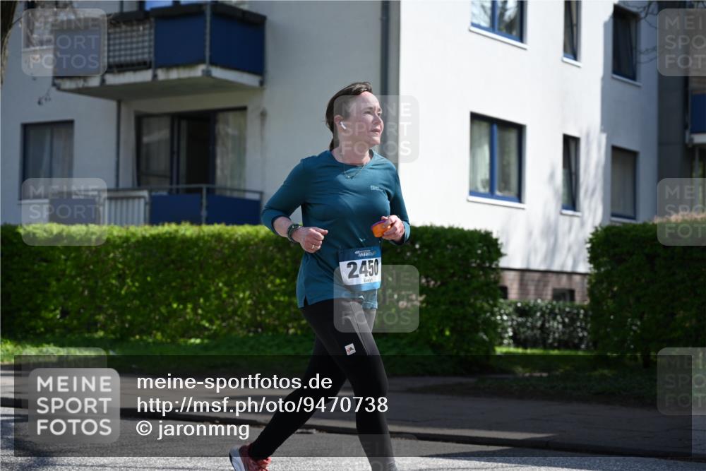 12.04.2026 - 45. Internationalen Wilhelmsburger Insellauf J. Mangold http://msf.ph/oto/9470738 12.04.2026 11:22:48 Ziel 2450, 2928, 2929, 5253, 3273 meine-sportfotos.de