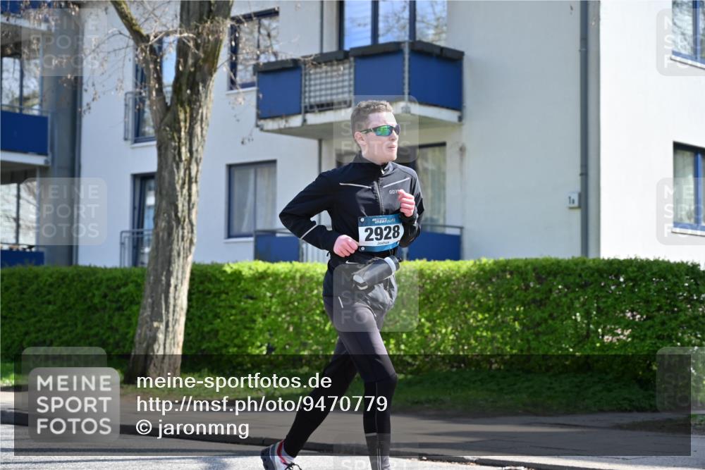 12.04.2026 - 45. Internationalen Wilhelmsburger Insellauf J. Mangold http://msf.ph/oto/9470779 12.04.2026 11:22:57 Ziel 2450, 2928, 2929, 5253, 3273, 2556, 2555, 5583 meine-sportfotos.de