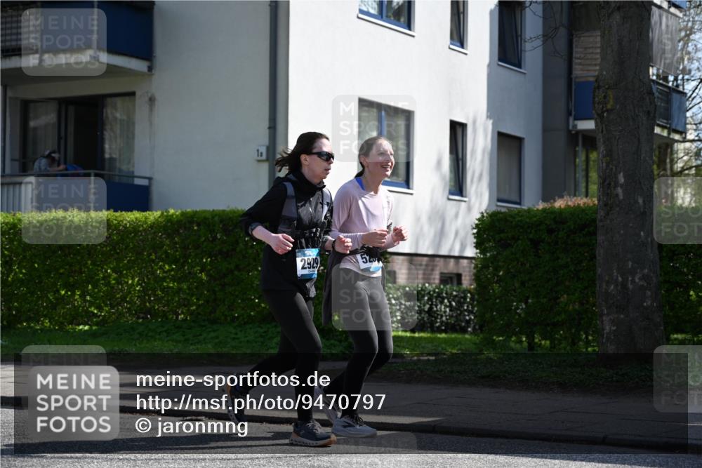 12.04.2026 - 45. Internationalen Wilhelmsburger Insellauf J. Mangold http://msf.ph/oto/9470797 12.04.2026 11:23:04 Ziel 2450, 2928, 2929, 5253, 3273, 2556, 2556, 2555, 5583 meine-sportfotos.de