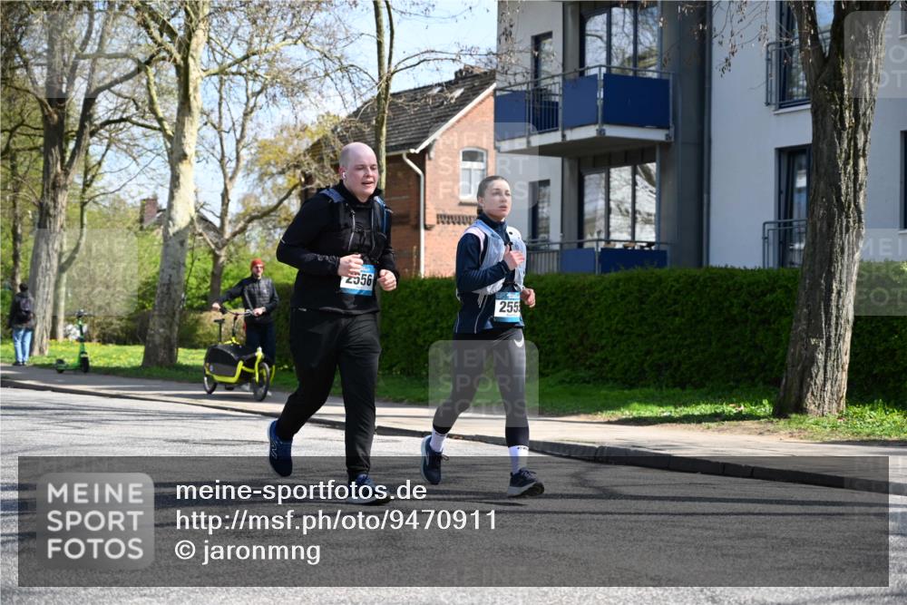 12.04.2026 - 45. Internationalen Wilhelmsburger Insellauf J. Mangold http://msf.ph/oto/9470911 12.04.2026 11:23:25 Ziel 3273, 2556, 2555, 5583 meine-sportfotos.de