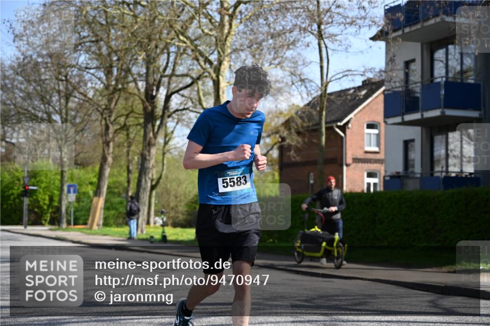 12.04.2026 - 45. Internationalen Wilhelmsburger Insellauf J. Mangold http://msf.ph/oto/9470947 12.04.2026 11:23:28 Ziel 3273, 2556, 2555, 5583 meine-sportfotos.de