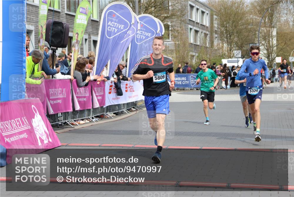 12.04.2026 - 45. Internationalen Wilhelmsburger Insellauf Strokosch-Dieckow http://msf.ph/oto/9470997 12.04.2026 12:52:12 Ziel 5809, 5326, 2787, 5627 meine-sportfotos.de