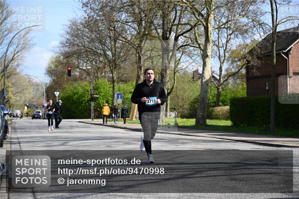 12.04.2026 - 45. Internationalen Wilhelmsburger Insellauf J. Mangold http://msf.ph/oto/9470998 12.04.2026 11:24:23 Ziel 4450, 3719, 3690, 2907 meine-sportfotos.de