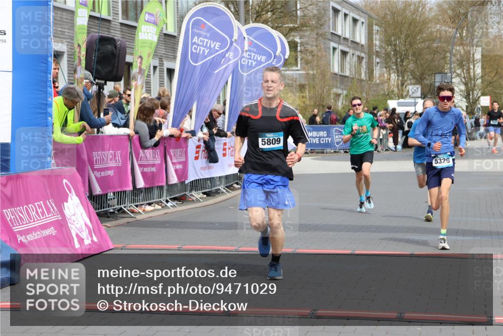 12.04.2026 - 45. Internationalen Wilhelmsburger Insellauf Strokosch-Dieckow http://msf.ph/oto/9471029 12.04.2026 12:52:13 Ziel 5809, 5326, 2787, 5627 meine-sportfotos.de