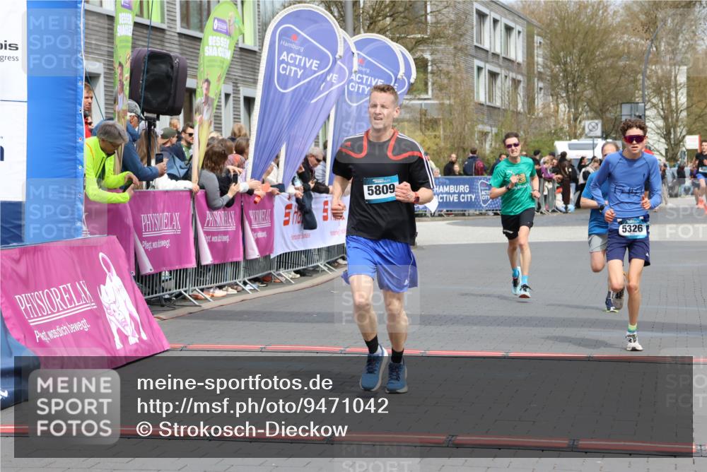 12.04.2026 - 45. Internationalen Wilhelmsburger Insellauf Strokosch-Dieckow http://msf.ph/oto/9471042 12.04.2026 12:52:13 Ziel 5809, 5326, 2787, 5627 meine-sportfotos.de