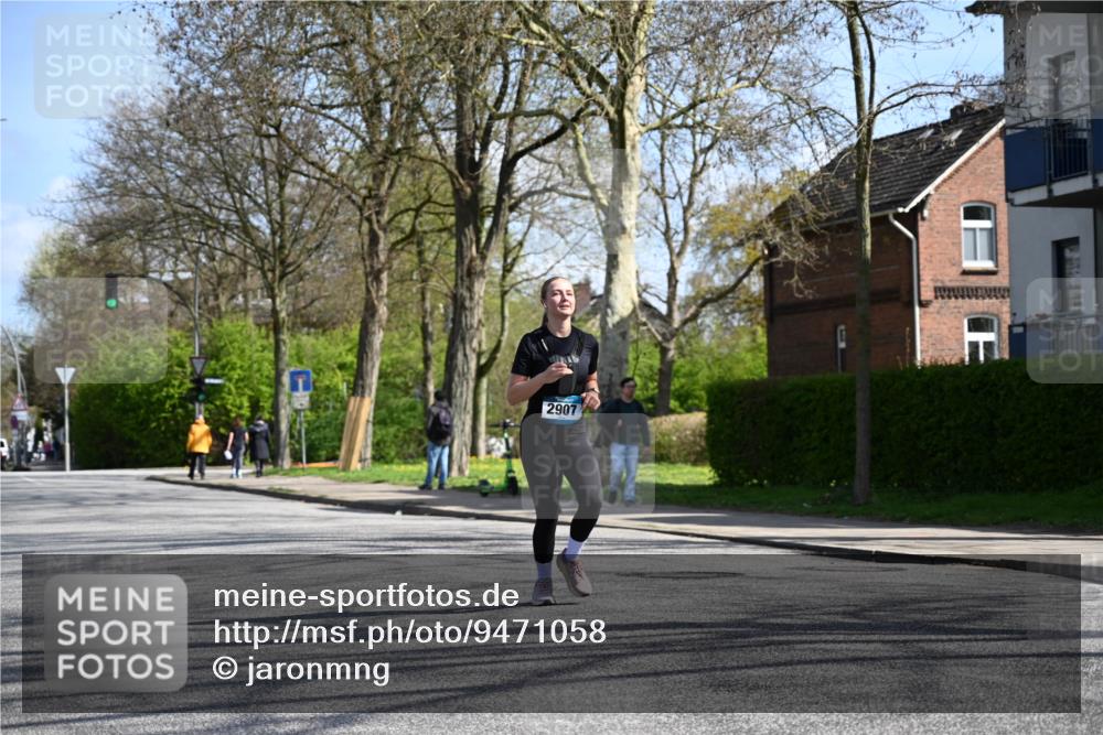 12.04.2026 - 45. Internationalen Wilhelmsburger Insellauf J. Mangold http://msf.ph/oto/9471058 12.04.2026 11:24:31 Ziel 3719, 3690, 2907, 4146 meine-sportfotos.de