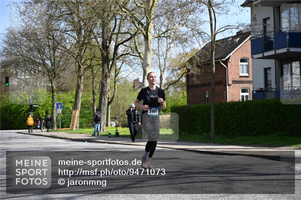 12.04.2026 - 45. Internationalen Wilhelmsburger Insellauf J. Mangold http://msf.ph/oto/9471073 12.04.2026 11:24:31 Ziel 3719, 3690, 2907, 4146 meine-sportfotos.de