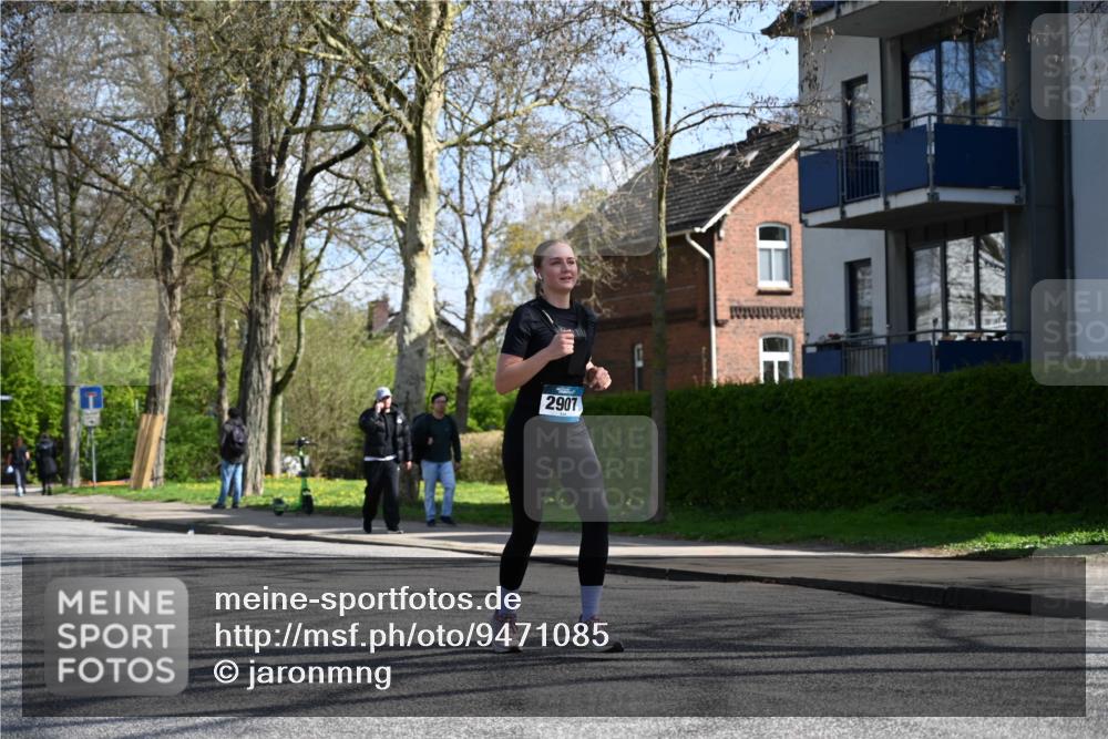 12.04.2026 - 45. Internationalen Wilhelmsburger Insellauf J. Mangold http://msf.ph/oto/9471085 12.04.2026 11:24:31 Ziel 3719, 3690, 2907, 4146 meine-sportfotos.de
