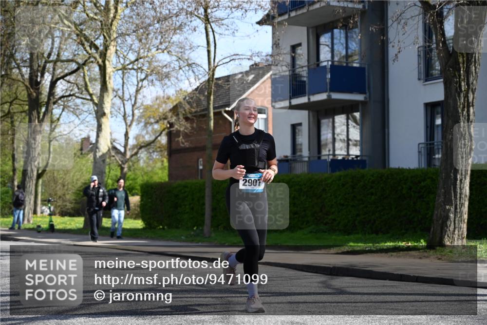 12.04.2026 - 45. Internationalen Wilhelmsburger Insellauf J. Mangold http://msf.ph/oto/9471099 12.04.2026 11:24:32 Ziel 3719, 3690, 2907, 4146 meine-sportfotos.de