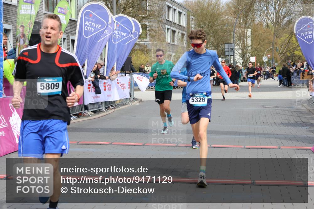 12.04.2026 - 45. Internationalen Wilhelmsburger Insellauf Strokosch-Dieckow http://msf.ph/oto/9471129 12.04.2026 12:52:14 Ziel 5809, 5326, 2787, 5627 meine-sportfotos.de