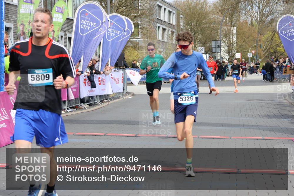 12.04.2026 - 45. Internationalen Wilhelmsburger Insellauf Strokosch-Dieckow http://msf.ph/oto/9471146 12.04.2026 12:52:14 Ziel 5809, 5326, 2787, 5627 meine-sportfotos.de