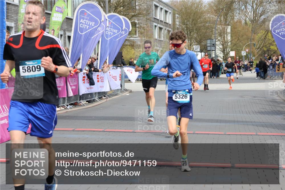 12.04.2026 - 45. Internationalen Wilhelmsburger Insellauf Strokosch-Dieckow http://msf.ph/oto/9471159 12.04.2026 12:52:14 Ziel 5809, 5326, 2787, 5627 meine-sportfotos.de