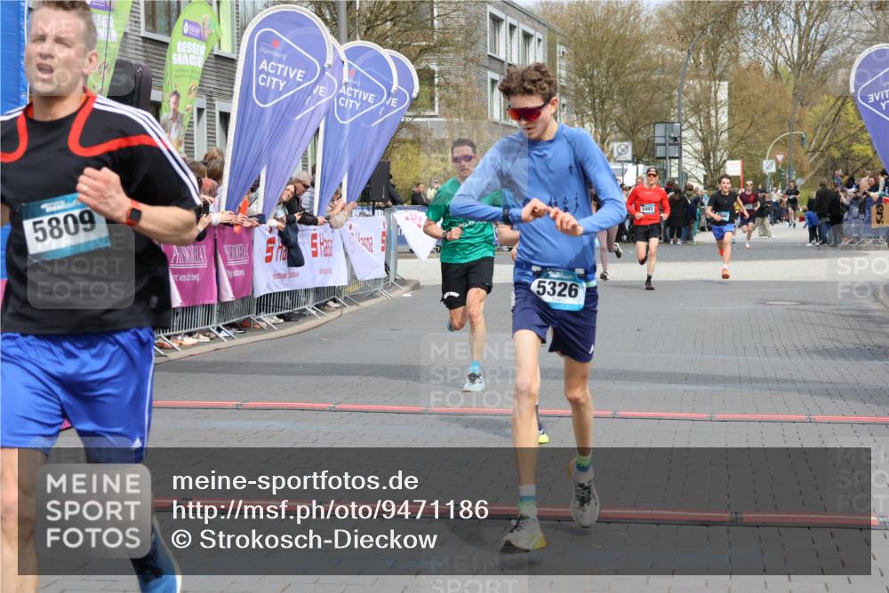 12.04.2026 - 45. Internationalen Wilhelmsburger Insellauf Strokosch-Dieckow http://msf.ph/oto/9471186 12.04.2026 12:52:14 Ziel 5809, 5326, 2787, 5627 meine-sportfotos.de