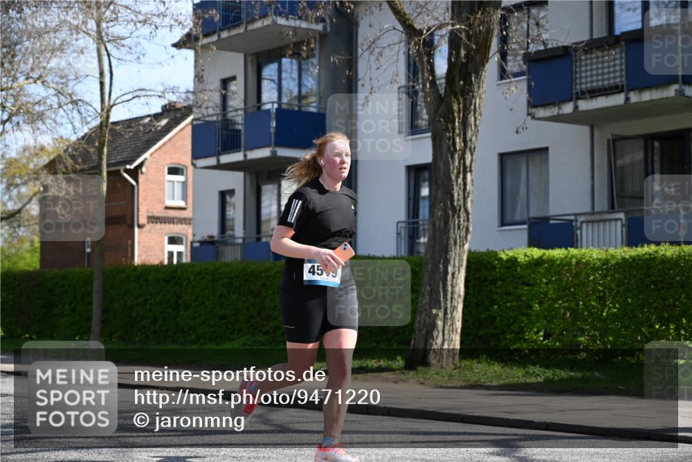 12.04.2026 - 45. Internationalen Wilhelmsburger Insellauf J. Mangold http://msf.ph/oto/9471220 12.04.2026 11:25:05 Ziel 4146, 4519, 5559, 2025, 2542, 3168, 3775 meine-sportfotos.de