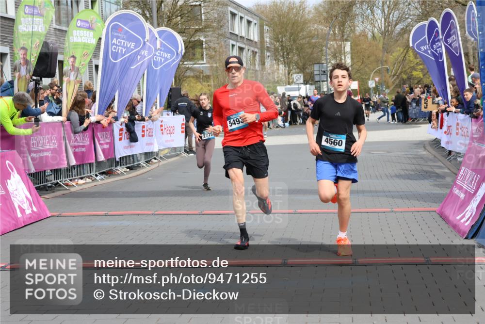 12.04.2026 - 45. Internationalen Wilhelmsburger Insellauf Strokosch-Dieckow http://msf.ph/oto/9471255 12.04.2026 12:52:19 Ziel 2787, 5627, 5493, 4560, 2779 meine-sportfotos.de