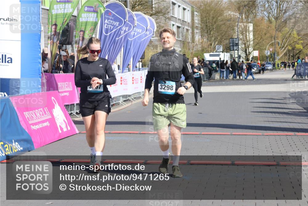12.04.2026 - 45. Internationalen Wilhelmsburger Insellauf Strokosch-Dieckow http://msf.ph/oto/9471265 12.04.2026 11:27:25 Ziel 3298, 3297 meine-sportfotos.de