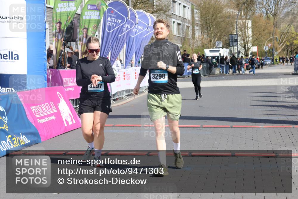 12.04.2026 - 45. Internationalen Wilhelmsburger Insellauf Strokosch-Dieckow http://msf.ph/oto/9471303 12.04.2026 11:27:25 Ziel 3298, 3297 meine-sportfotos.de