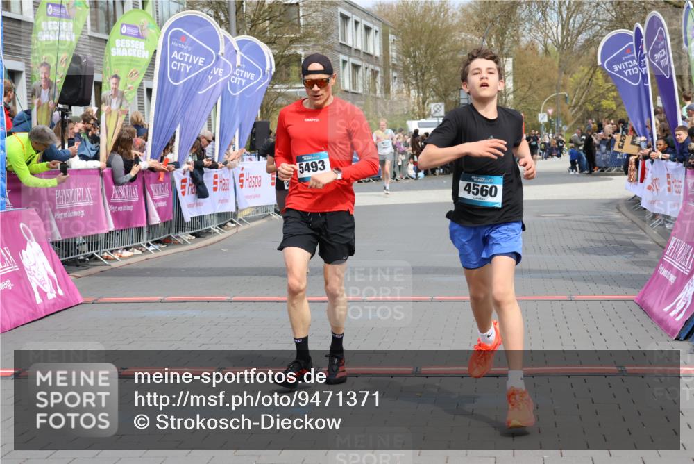 12.04.2026 - 45. Internationalen Wilhelmsburger Insellauf Strokosch-Dieckow http://msf.ph/oto/9471371 12.04.2026 12:52:20 Ziel 5627, 5493, 4560, 2779 meine-sportfotos.de