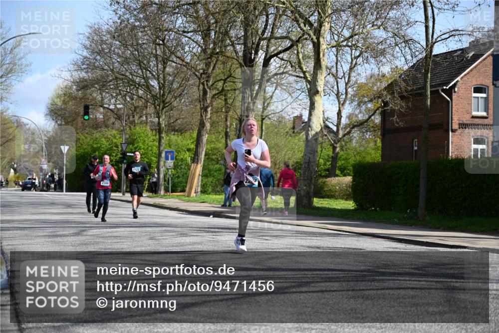 12.04.2026 - 45. Internationalen Wilhelmsburger Insellauf J. Mangold http://msf.ph/oto/9471456 12.04.2026 11:26:01 Ziel 3253, 2207, 2388, 3122, 3122, 2353 meine-sportfotos.de