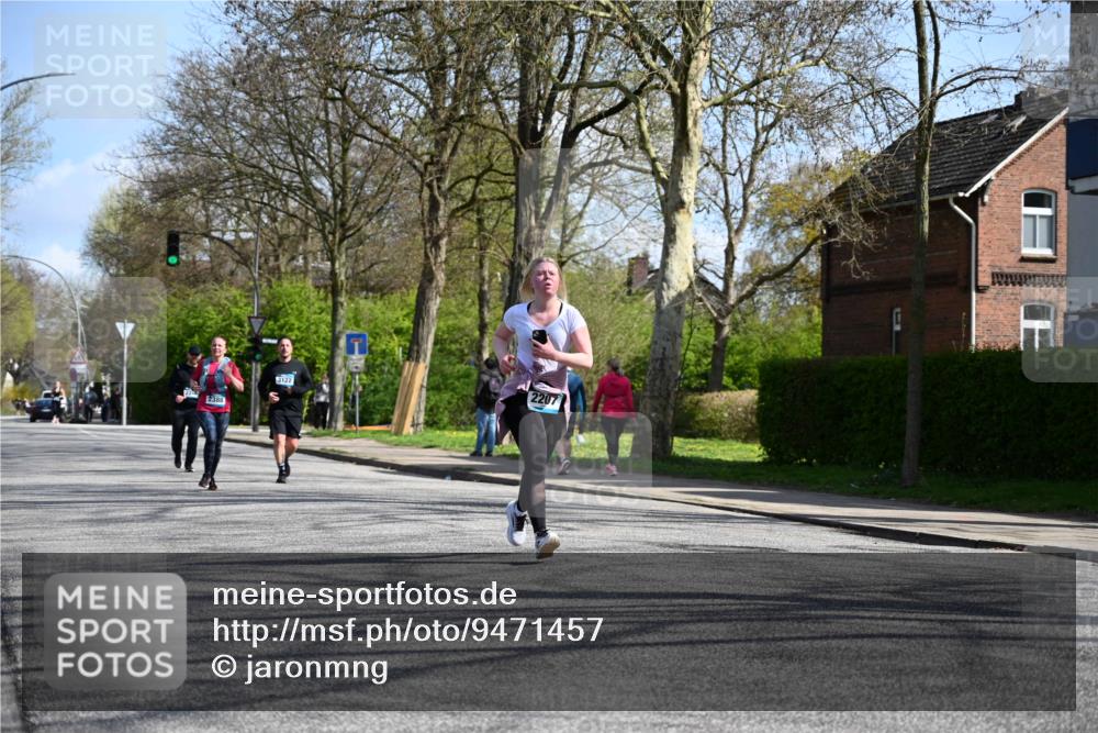 12.04.2026 - 45. Internationalen Wilhelmsburger Insellauf J. Mangold http://msf.ph/oto/9471457 12.04.2026 11:26:02 Ziel 3253, 2207, 2388, 3122, 2353 meine-sportfotos.de