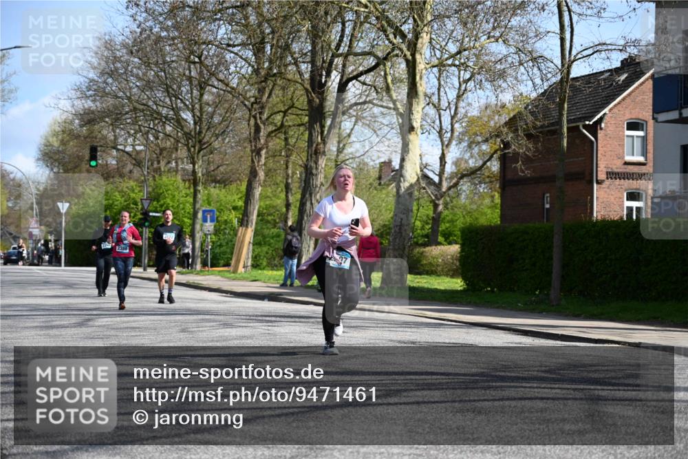 12.04.2026 - 45. Internationalen Wilhelmsburger Insellauf J. Mangold http://msf.ph/oto/9471461 12.04.2026 11:26:02 Ziel 3253, 2207, 2388, 3122, 2353 meine-sportfotos.de