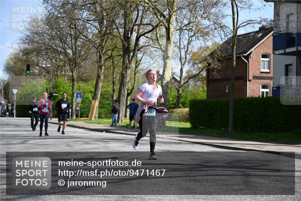 12.04.2026 - 45. Internationalen Wilhelmsburger Insellauf J. Mangold http://msf.ph/oto/9471467 12.04.2026 11:26:02 Ziel 3253, 2207, 2388, 3122, 2353 meine-sportfotos.de