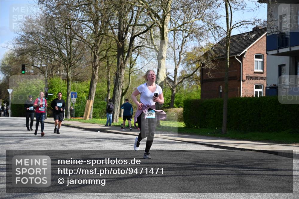 12.04.2026 - 45. Internationalen Wilhelmsburger Insellauf J. Mangold http://msf.ph/oto/9471471 12.04.2026 11:26:02 Ziel 3253, 2207, 2388, 3122, 2353 meine-sportfotos.de