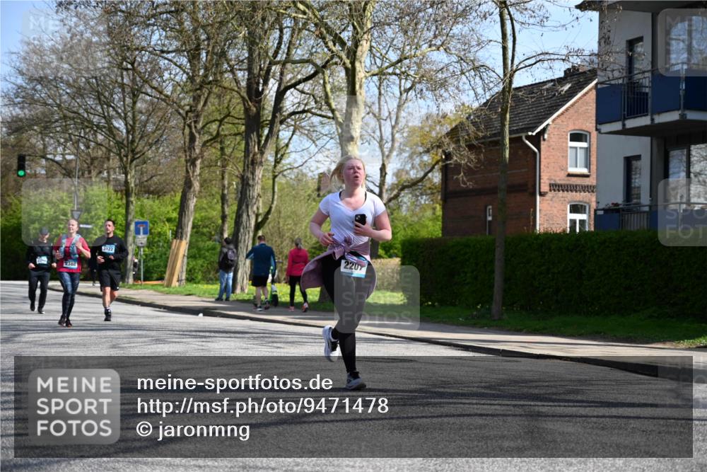 12.04.2026 - 45. Internationalen Wilhelmsburger Insellauf J. Mangold http://msf.ph/oto/9471478 12.04.2026 11:26:02 Ziel 3253, 2207, 2388, 3122, 2353 meine-sportfotos.de