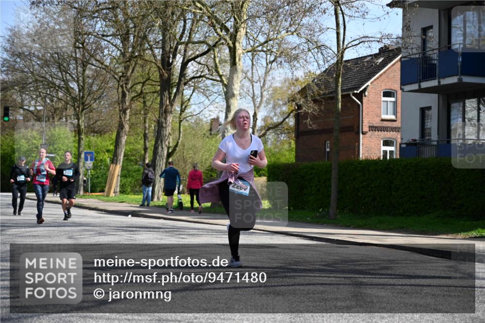 12.04.2026 - 45. Internationalen Wilhelmsburger Insellauf J. Mangold http://msf.ph/oto/9471480 12.04.2026 11:26:02 Ziel 3253, 2207, 2388, 3122, 2353 meine-sportfotos.de