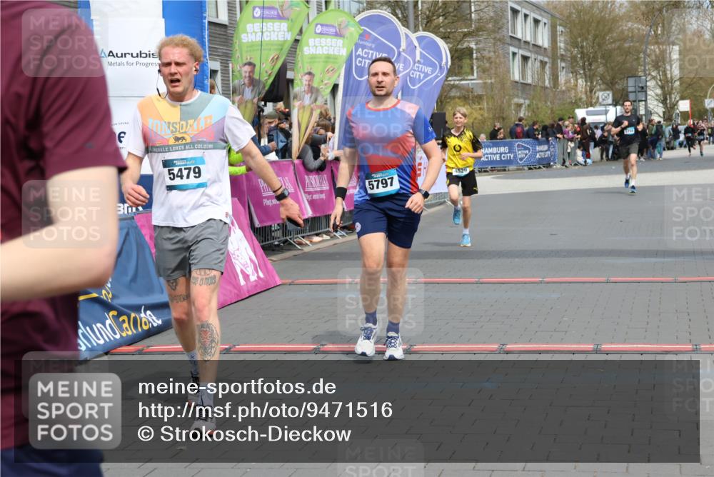12.04.2026 - 45. Internationalen Wilhelmsburger Insellauf Strokosch-Dieckow http://msf.ph/oto/9471516 12.04.2026 12:52:30 Ziel 3903, 5479, 5797, 4529 meine-sportfotos.de