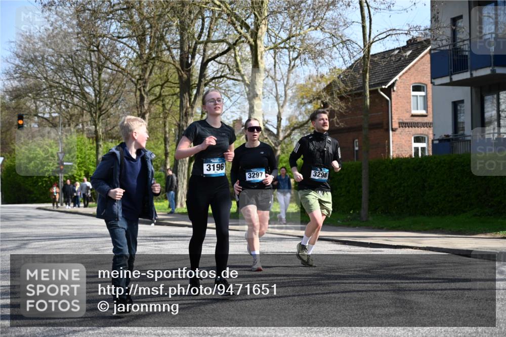 12.04.2026 - 45. Internationalen Wilhelmsburger Insellauf J. Mangold http://msf.ph/oto/9471651 12.04.2026 11:26:55 Ziel 2523, 3298, 3297, 3196 meine-sportfotos.de