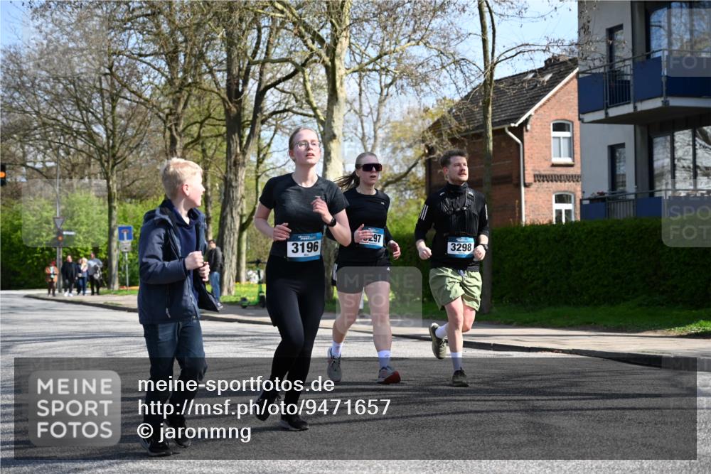 12.04.2026 - 45. Internationalen Wilhelmsburger Insellauf J. Mangold http://msf.ph/oto/9471657 12.04.2026 11:26:55 Ziel 2523, 3298, 3297, 3196 meine-sportfotos.de