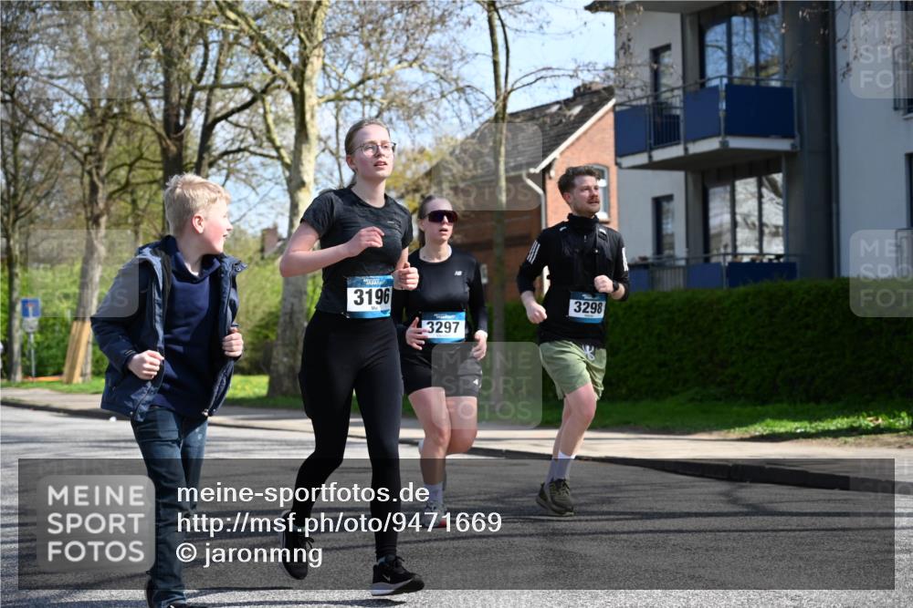 12.04.2026 - 45. Internationalen Wilhelmsburger Insellauf J. Mangold http://msf.ph/oto/9471669 12.04.2026 11:26:56 Ziel 3298, 3297, 3196 meine-sportfotos.de
