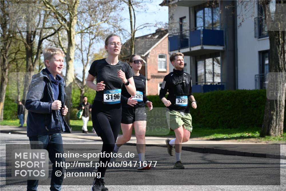 12.04.2026 - 45. Internationalen Wilhelmsburger Insellauf J. Mangold http://msf.ph/oto/9471677 12.04.2026 11:26:56 Ziel 3298, 3297, 3196 meine-sportfotos.de