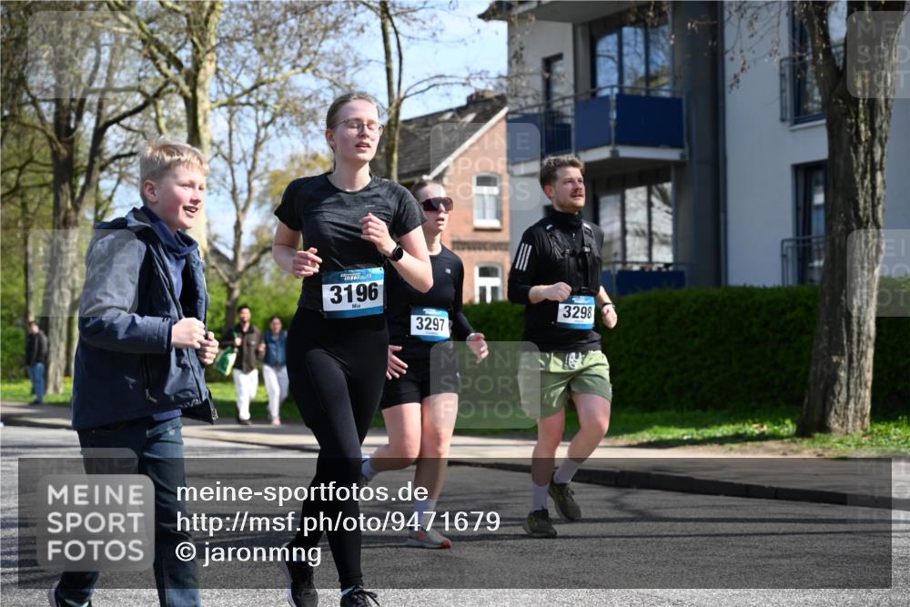 12.04.2026 - 45. Internationalen Wilhelmsburger Insellauf J. Mangold http://msf.ph/oto/9471679 12.04.2026 11:26:56 Ziel 3298, 3297, 3196 meine-sportfotos.de