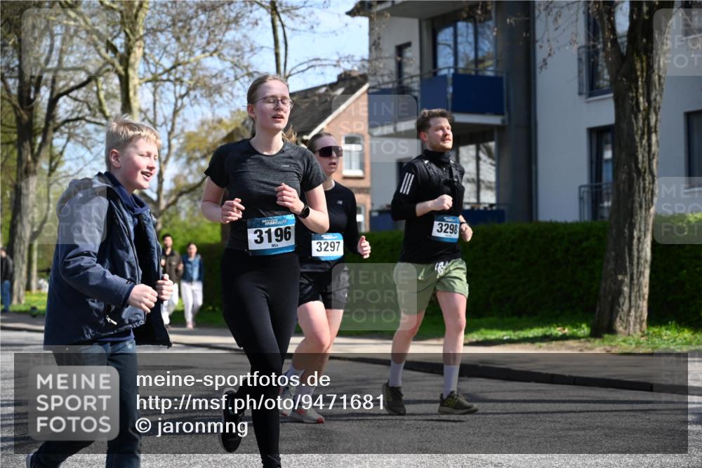 12.04.2026 - 45. Internationalen Wilhelmsburger Insellauf J. Mangold http://msf.ph/oto/9471681 12.04.2026 11:26:56 Ziel 3298, 3297, 3196 meine-sportfotos.de