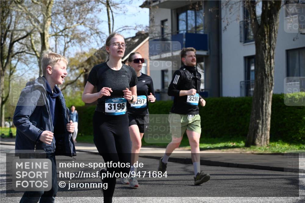 12.04.2026 - 45. Internationalen Wilhelmsburger Insellauf J. Mangold http://msf.ph/oto/9471684 12.04.2026 11:26:56 Ziel 3298, 3297, 3196 meine-sportfotos.de