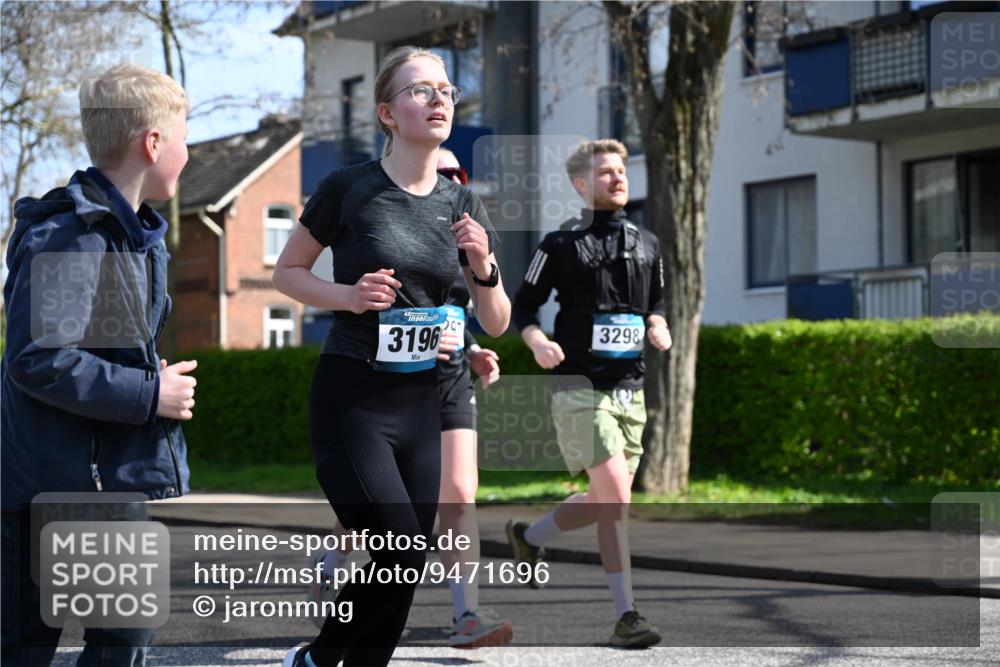 12.04.2026 - 45. Internationalen Wilhelmsburger Insellauf J. Mangold http://msf.ph/oto/9471696 12.04.2026 11:26:56 Ziel 3298, 3297, 3196 meine-sportfotos.de