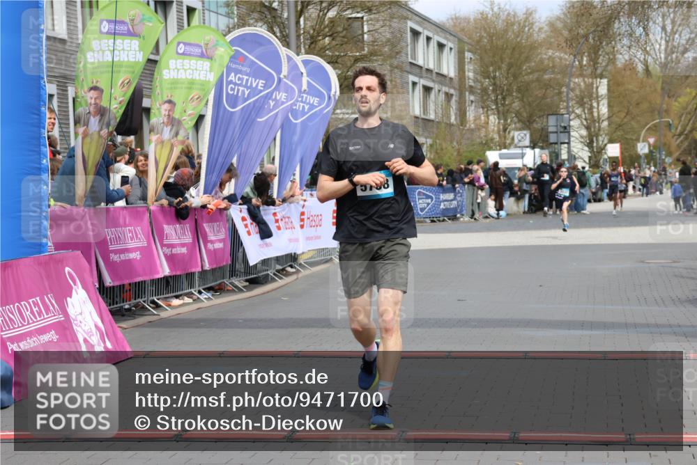 12.04.2026 - 45. Internationalen Wilhelmsburger Insellauf Strokosch-Dieckow http://msf.ph/oto/9471700 12.04.2026 12:52:36 Ziel 4529, 5758, 2033 meine-sportfotos.de