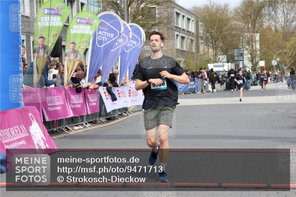 12.04.2026 - 45. Internationalen Wilhelmsburger Insellauf Strokosch-Dieckow http://msf.ph/oto/9471713 12.04.2026 12:52:36 Ziel 4529, 5758, 2033 meine-sportfotos.de