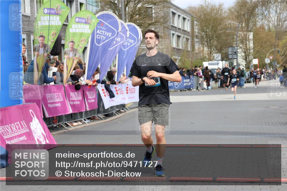 12.04.2026 - 45. Internationalen Wilhelmsburger Insellauf Strokosch-Dieckow http://msf.ph/oto/9471727 12.04.2026 12:52:36 Ziel 4529, 5758, 2033 meine-sportfotos.de