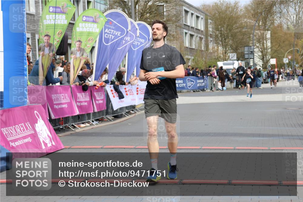 12.04.2026 - 45. Internationalen Wilhelmsburger Insellauf Strokosch-Dieckow http://msf.ph/oto/9471751 12.04.2026 12:52:36 Ziel 4529, 5758, 2033 meine-sportfotos.de
