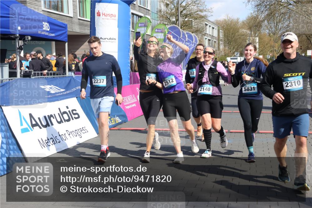 12.04.2026 - 45. Internationalen Wilhelmsburger Insellauf Strokosch-Dieckow http://msf.ph/oto/9471820 12.04.2026 11:28:24 Ziel 2309, 2310, 2237, 2140, 5831, 2511, 2512, 2352 meine-sportfotos.de
